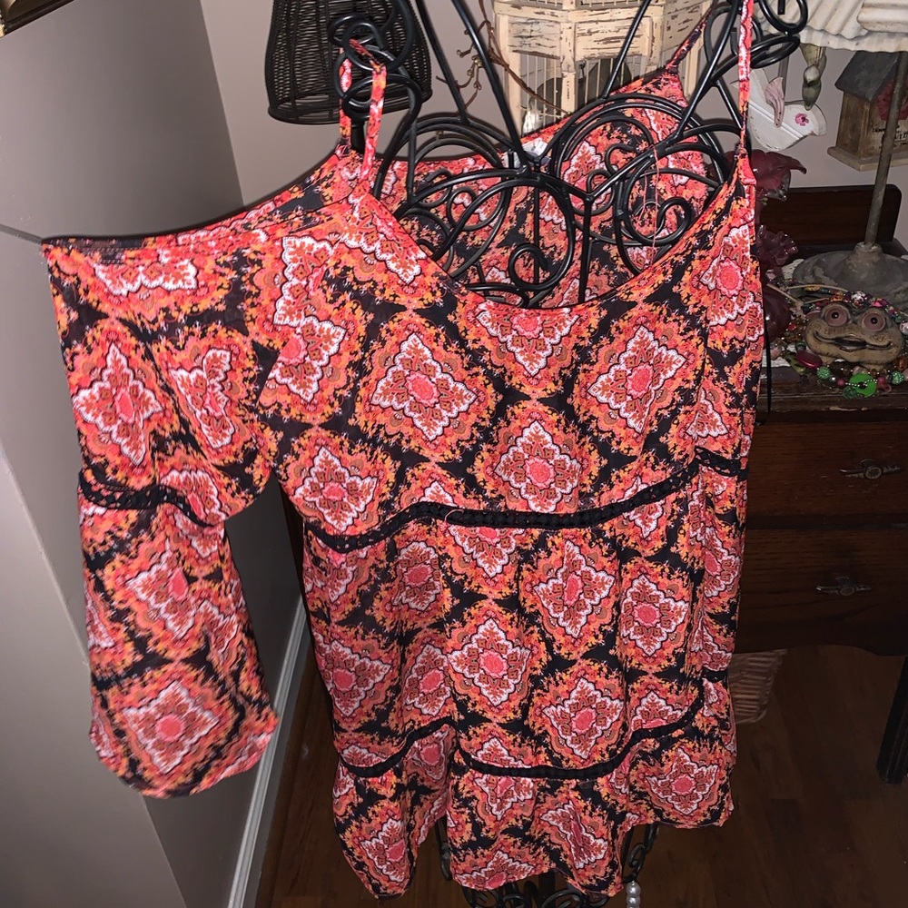 CUT OUT SHOULDER FLOWY TOP